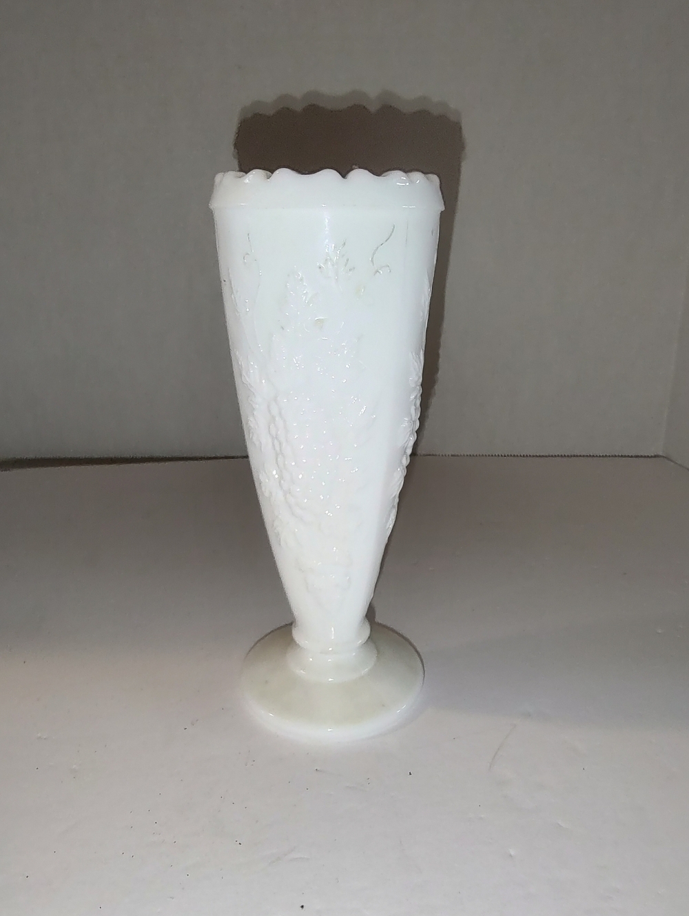 Vintage Westmoreland Paneled Grape Milk Glass Vase Scalloped Edge White (Gs4)
